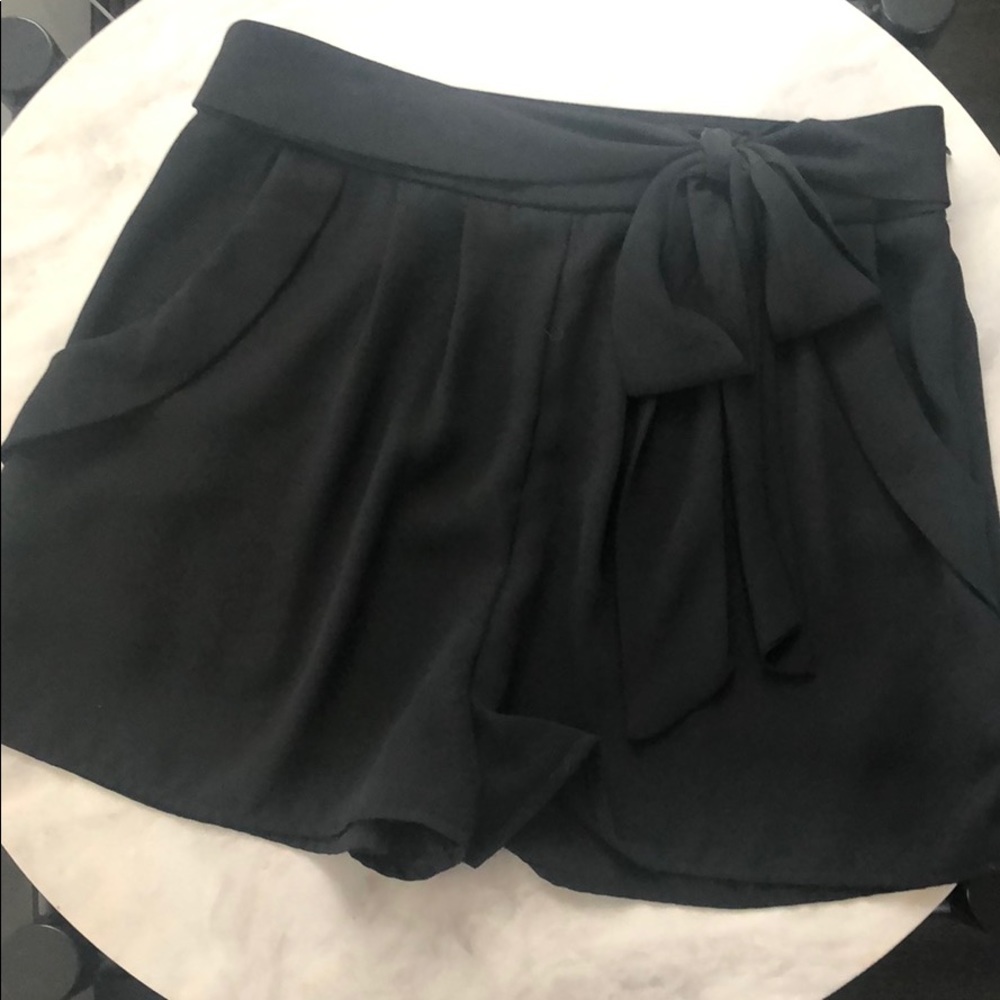 Black shorts with tie and pockets